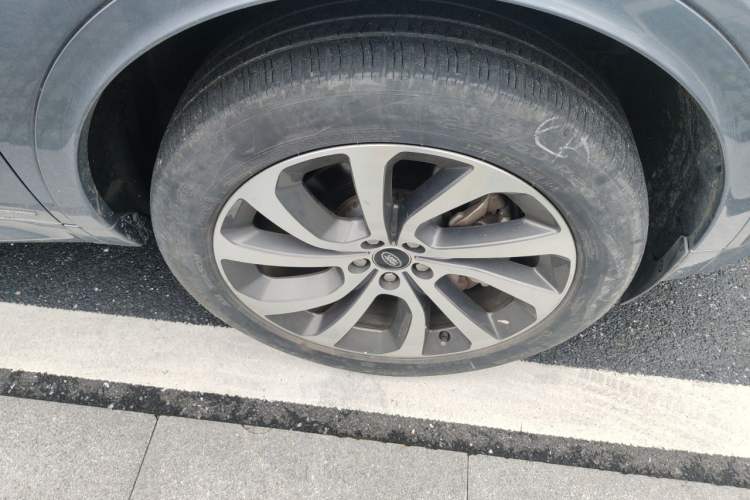 Used Land Rover Discovery Sport 2021 249 PS R-Dynamic S Performance Edition Right Front Wheel Hub