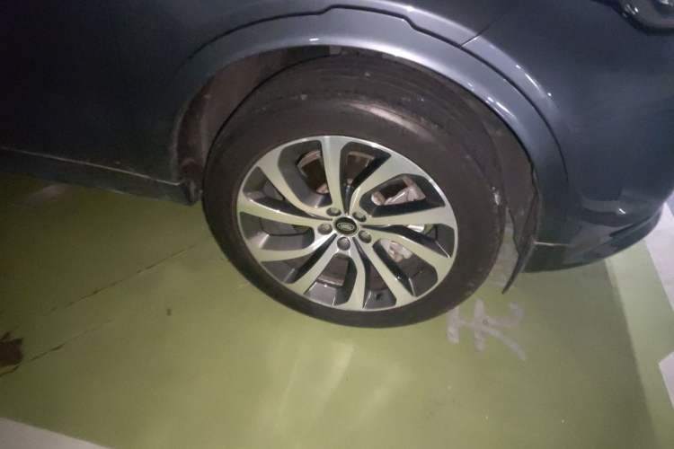 Used Land Rover Discovery Sport 2021 249 PS R-Dynamic S Performance Edition Right Front Wheel Hub