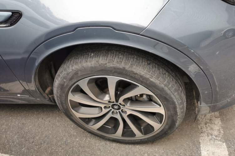 Used Land Rover Discovery Sport 2021 249 PS R-Dynamic S Performance Edition Right Front Wheel Hub