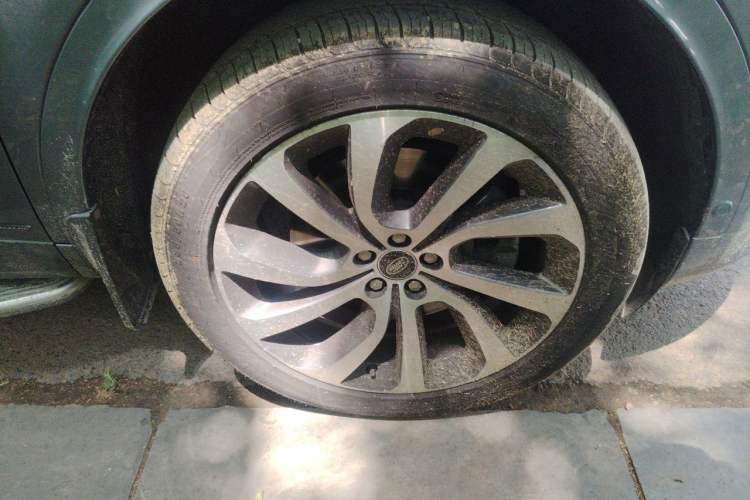 Used Land Rover Discovery Sport 2021 249 PS R-Dynamic SE Performance Tech Edition 7 Seats Right Front Wheel Hub