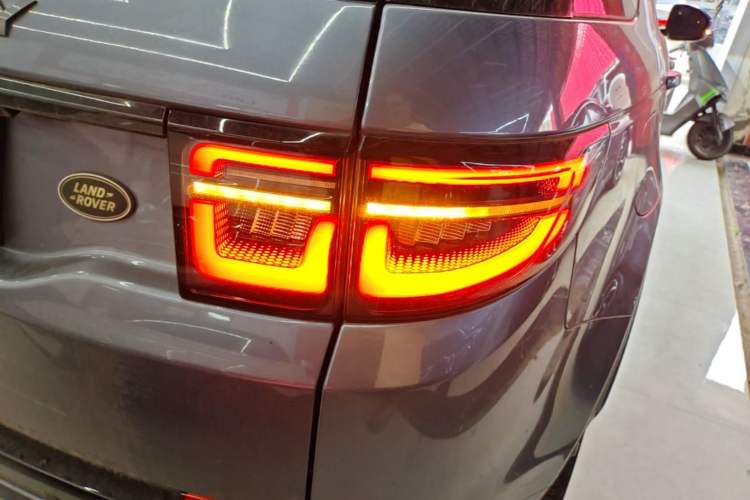 Used Land Rover Discovery Sport 2021 249 PS R-Dynamic SE Performance Tech Edition 5 Seats Right Rear Taillight