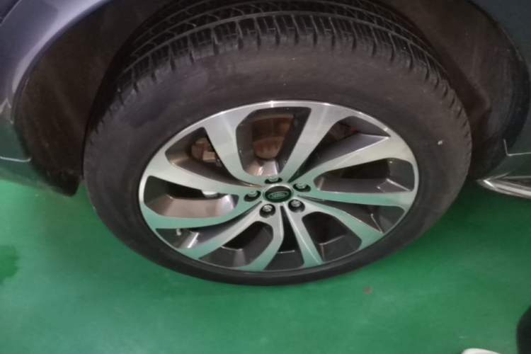 Used Land Rover Discovery Sport 2021 249 PS R-Dynamic S Performance Edition Right Rear Wheel Hub