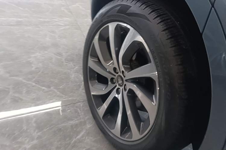Used Land Rover Discovery Sport 2021 249 PS R-Dynamic SE Performance Tech Edition 5 Seats Right Rear Wheel Hub