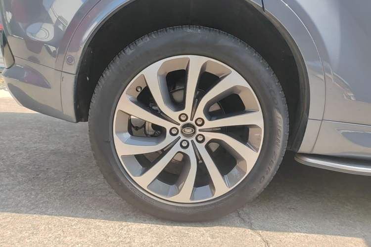 Used Land Rover Discovery Sport 2021 249 PS R-Dynamic SE Performance Tech Edition 5 Seats Right Rear Wheel Hub