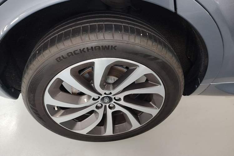 Used Land Rover Discovery Sport 2021 249 PS R-Dynamic SE Performance Tech Edition 5 Seats Right Rear Wheel Hub