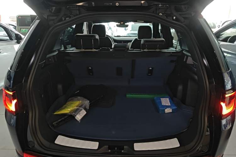 Used Land Rover Discovery Sport 2021 249 PS R-Dynamic S Performance Edition Trunk