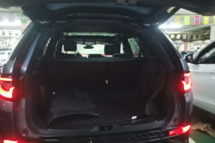 Used Land Rover Discovery Sport 2021 249 PS R-Dynamic S Performance Edition Trunk