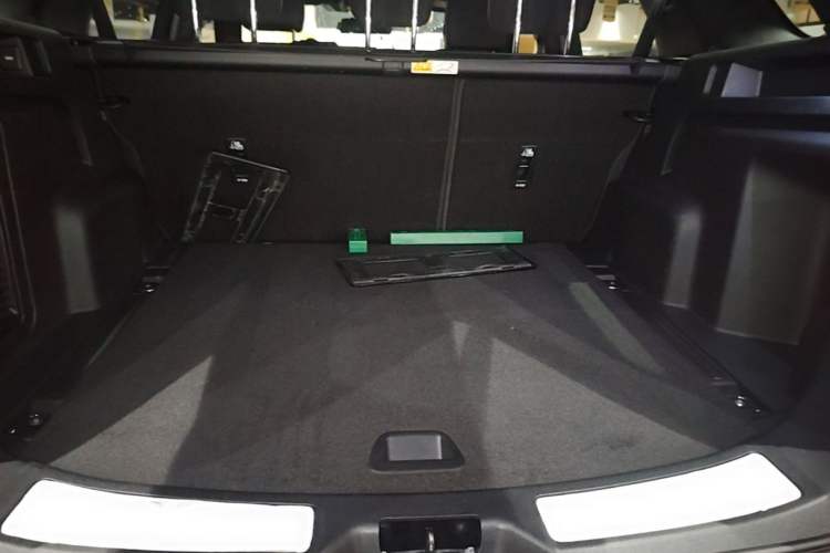 Used Land Rover Discovery Sport 2021 249 PS R-Dynamic S Performance Edition Trunk