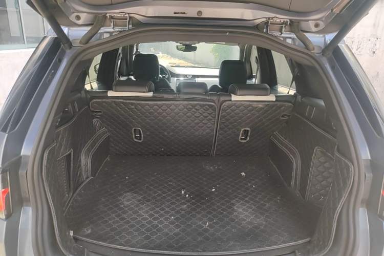 Used Land Rover Discovery Sport 2021 249 PS R-Dynamic SE Performance Tech Edition 5 Seats Trunk
