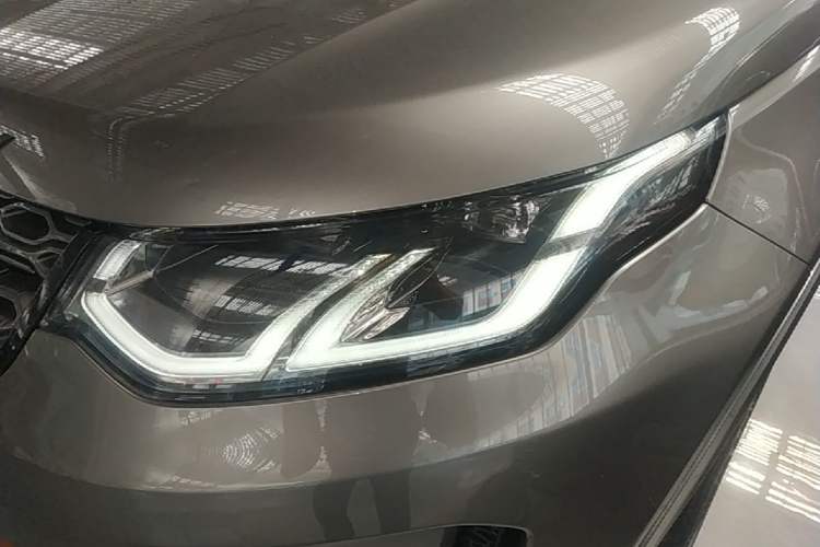 Used Land Rover Discovery Sport 2021 249 PS R-Dynamic HSE Luxury Custom Edition Left Front Headlight