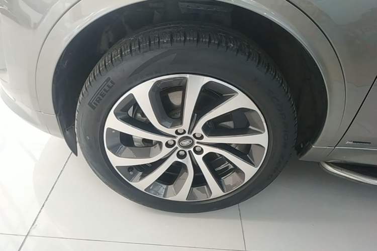 Used Land Rover Discovery Sport 2021 249 PS R-Dynamic S Performance Edition Left Front Wheel Hub