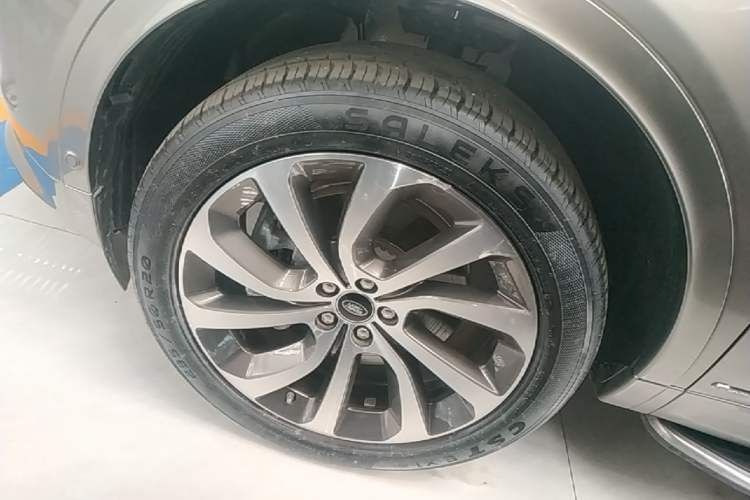 Used Land Rover Discovery Sport 2021 249 PS R-Dynamic HSE Luxury Custom Edition Left Front Wheel Hub