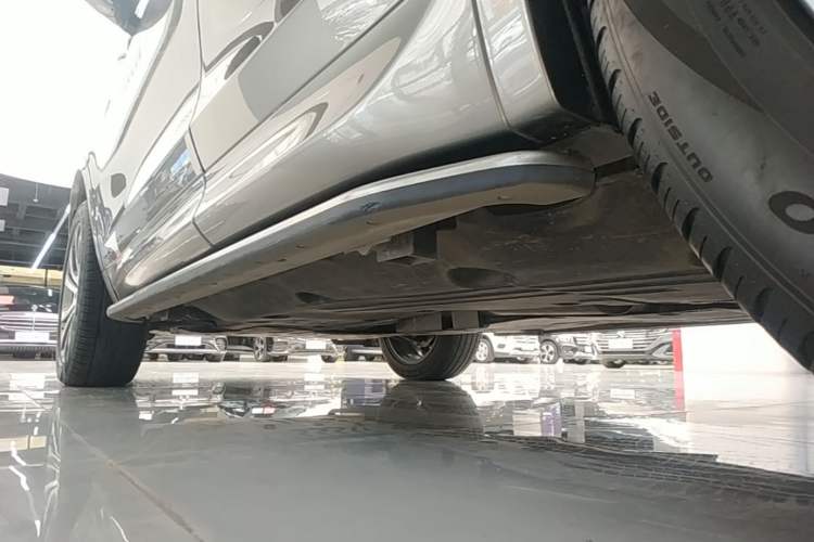 Used Land Rover Discovery Sport 2021 249 PS R-Dynamic S Performance Edition Left Side Sill