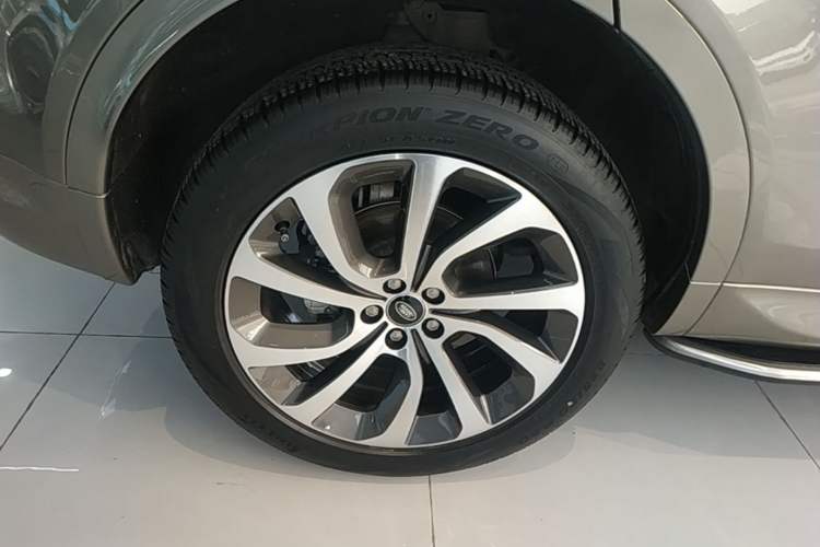 Used Land Rover Discovery Sport 2021 249 PS R-Dynamic S Performance Edition Right Rear Wheel Hub