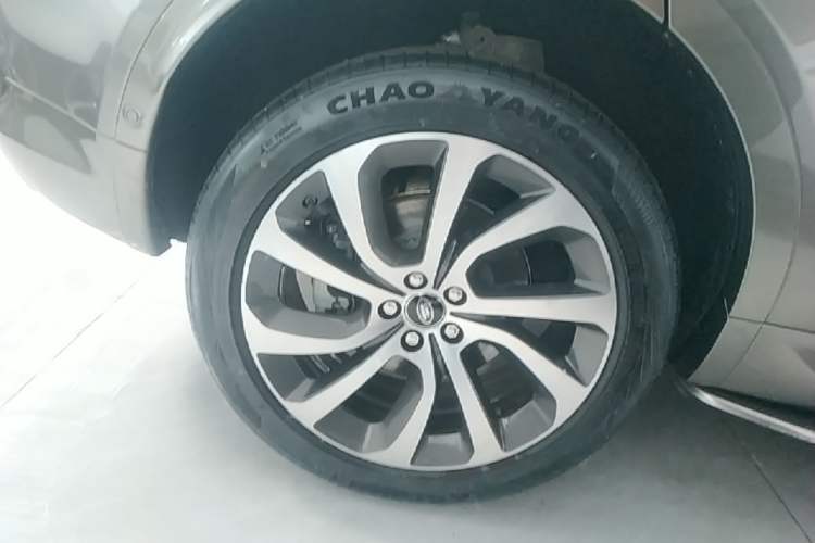 Used Land Rover Discovery Sport 2021 249 PS R-Dynamic HSE Luxury Custom Edition Right Rear Wheel Hub