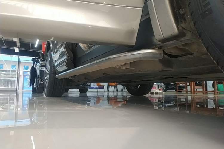 Used Land Rover Discovery Sport 2021 249 PS R-Dynamic S Performance Edition Right Side Sill