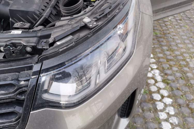 Used Land Rover Discovery Sport 2021 249 PS R-Dynamic S Performance Edition Engine Bay Left
