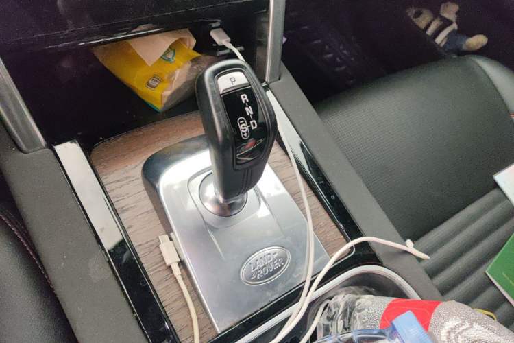 Used Land Rover Discovery Sport 2021 249 PS R-Dynamic S Performance Edition Gear Lever