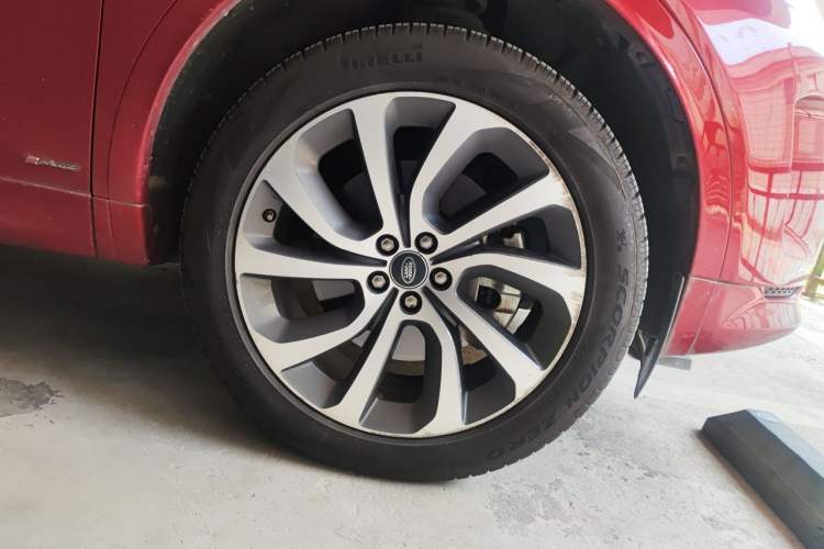 Used Land Rover Discovery Sport 2021 249 PS R-Dynamic S Performance Edition Right Front Wheel Hub