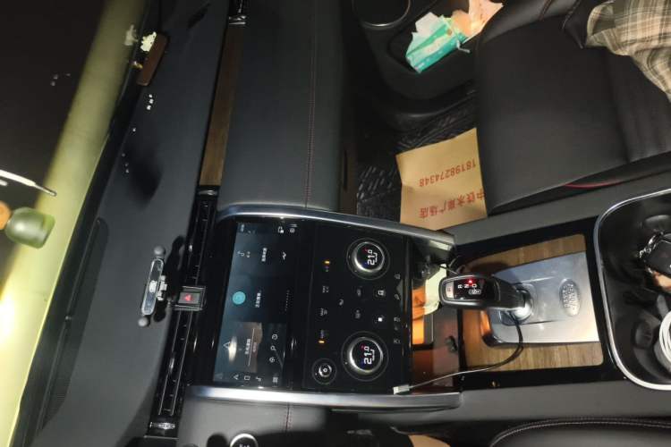 Used Land Rover Discovery Sport 2021 249 PS R-Dynamic S Performance Edition Audio And AC Panel