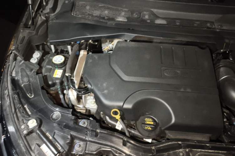 Used Land Rover Discovery Sport 2021 249 PS R-Dynamic S Performance Edition Engine Bay Right