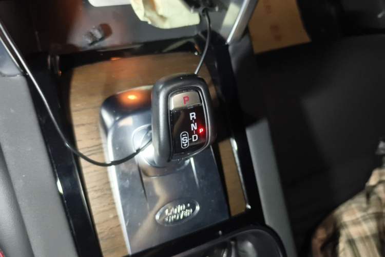 Used Land Rover Discovery Sport 2021 249 PS R-Dynamic S Performance Edition Gear Lever