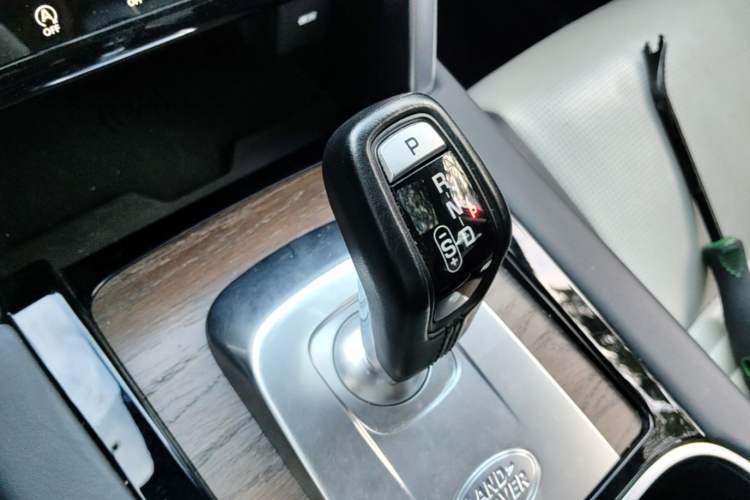 Used Land Rover Discovery Sport 2021 249 PS R-Dynamic SE Performance Tech Edition 7 Seats Gear Lever