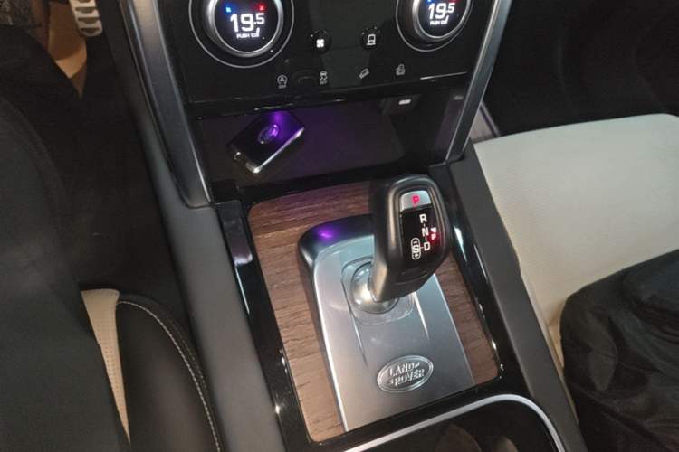 Used Land Rover Discovery Sport 2021 249 PS R-Dynamic HSE Luxury Custom Edition Gear Lever