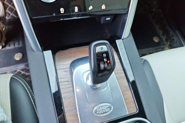 Used Land Rover Discovery Sport 2021 249 PS R-Dynamic SE Performance Tech Edition 5 Seats Gear Lever