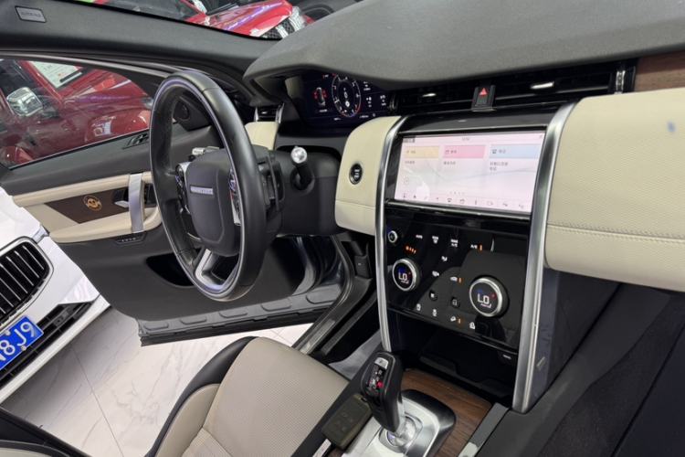 Used Land Rover Discovery Sport 2021 249 PS R-Dynamic SE Performance Tech Edition 5 Seats Interior 3