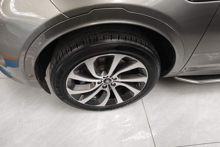 Used Land Rover Discovery Sport 2021 249 PS R-Dynamic HSE Luxury Custom Edition Left Front Wheel Hub