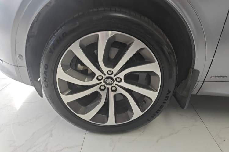 Used Land Rover Discovery Sport 2021 249 PS R-Dynamic SE Performance Tech Edition 5 Seats Left Front Wheel Hub