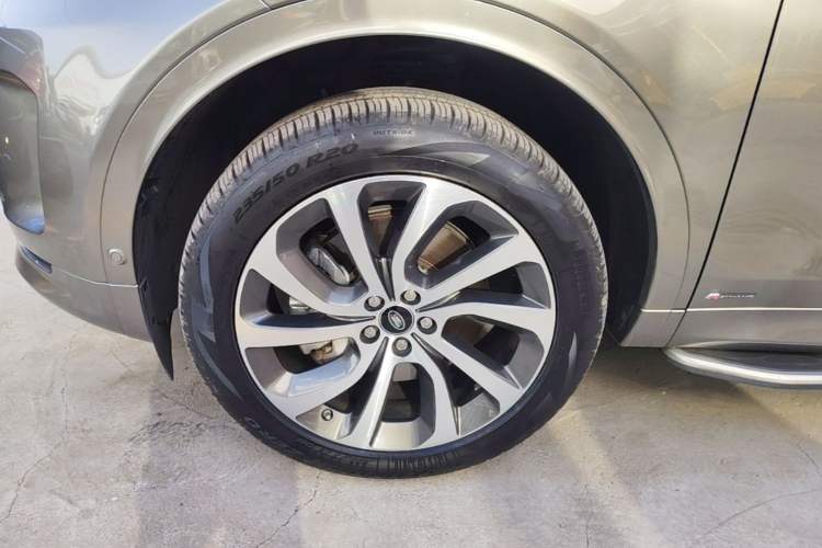 Used Land Rover Discovery Sport 2021 249 PS R-Dynamic HSE Luxury Custom Edition Left Front Wheel Hub