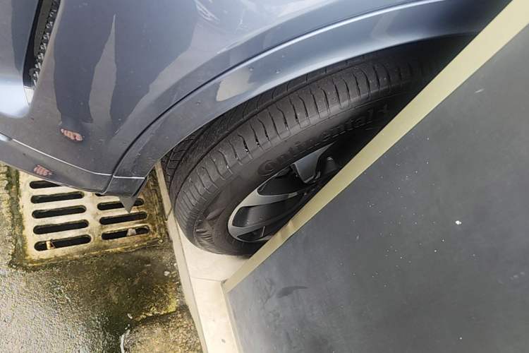 Used Land Rover Discovery Sport 2021 249 PS R-Dynamic S Performance Edition Left Front Wheel Hub