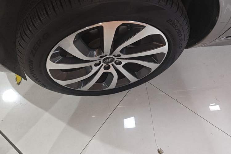 Used Land Rover Discovery Sport 2021 249 PS R-Dynamic HSE Luxury Custom Edition Left Front Wheel Hub