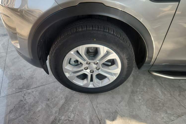 Used Land Rover Discovery Sport 2021 200 PS Family Edition Left Front Wheel Hub