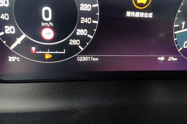 Used Land Rover Discovery Sport 2021 249 PS R-Dynamic SE Performance Tech Edition 7 Seats Odometer Close Up