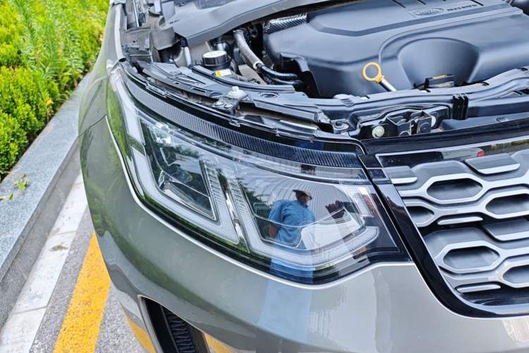 Used Land Rover Discovery Sport 2021 249 PS R-Dynamic SE Performance Tech Edition 5 Seats Right Front Headlight