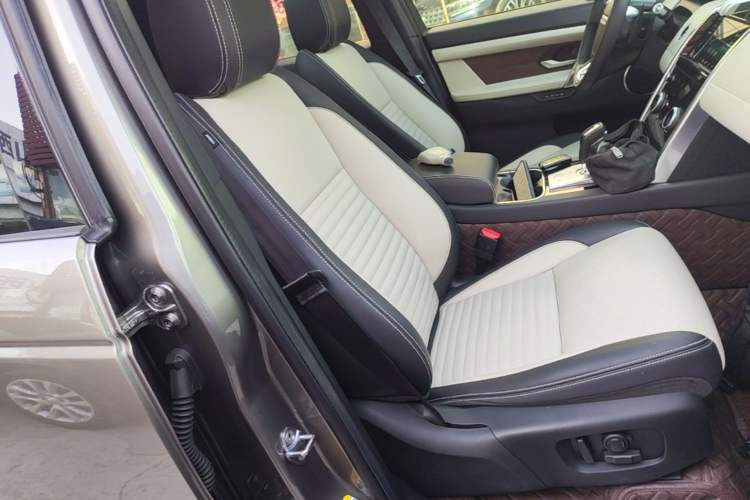 Used Land Rover Discovery Sport 2021 249 PS R-Dynamic HSE Luxury Custom Edition Right Front Seat