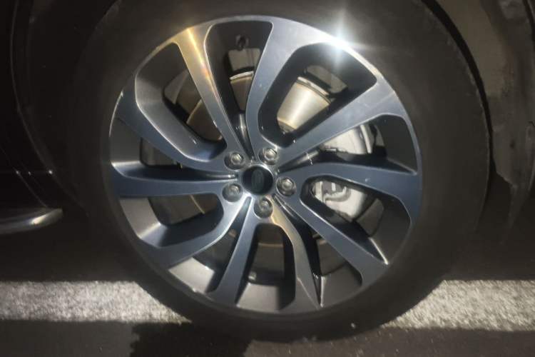 Used Land Rover Discovery Sport 2021 249 PS R-Dynamic S Performance Edition Right Front Wheel Hub
