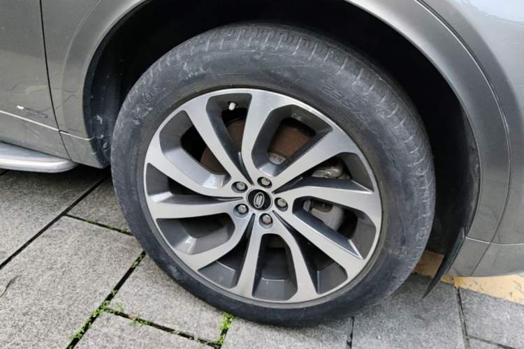 Used Land Rover Discovery Sport 2021 249 PS R-Dynamic SE Performance Tech Edition 7 Seats Right Front Wheel Hub