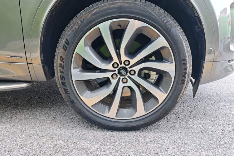 Used Land Rover Discovery Sport 2021 249 PS R-Dynamic SE Performance Tech Edition 5 Seats Right Front Wheel Hub