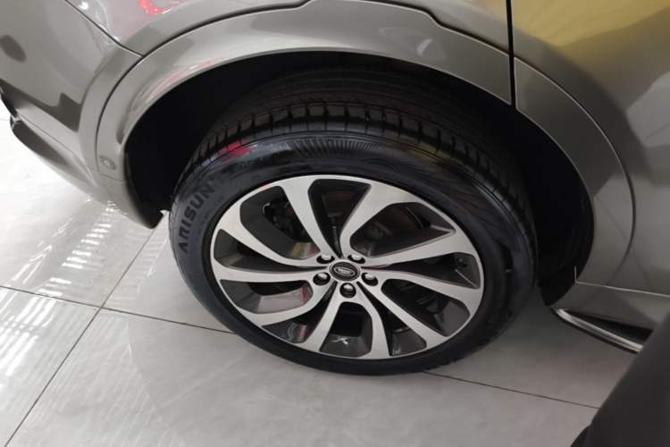 Used Land Rover Discovery Sport 2021 249 PS R-Dynamic HSE Luxury Custom Edition Right Rear Wheel Hub