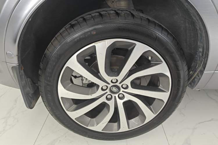 Used Land Rover Discovery Sport 2021 249 PS R-Dynamic SE Performance Tech Edition 5 Seats Right Rear Wheel Hub