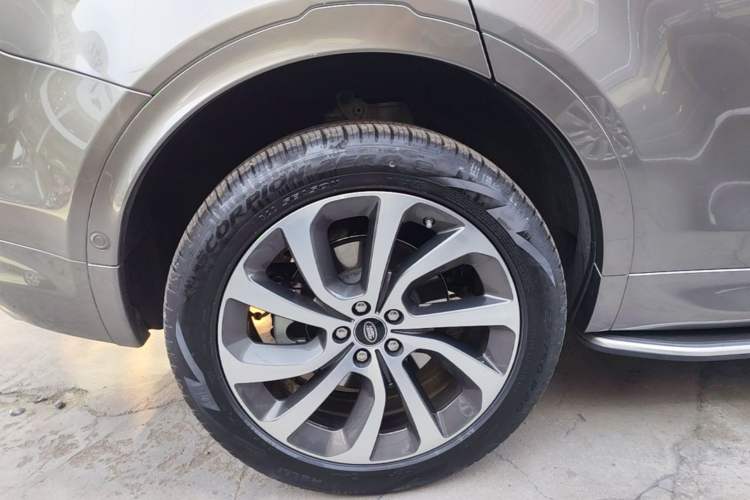 Used Land Rover Discovery Sport 2021 249 PS R-Dynamic HSE Luxury Custom Edition Right Rear Wheel Hub