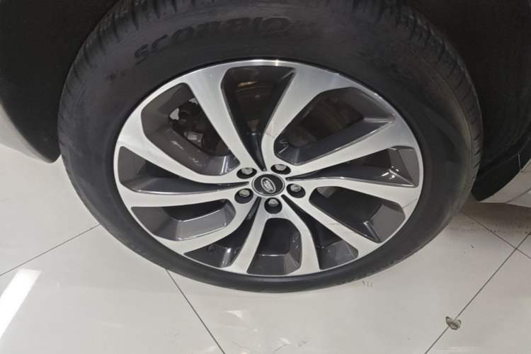 Used Land Rover Discovery Sport 2021 249 PS R-Dynamic HSE Luxury Custom Edition Right Rear Wheel Hub