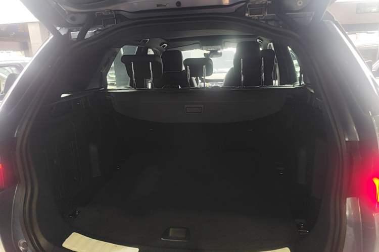 Used Land Rover Discovery Sport 2021 249 PS R-Dynamic S Performance Edition Trunk