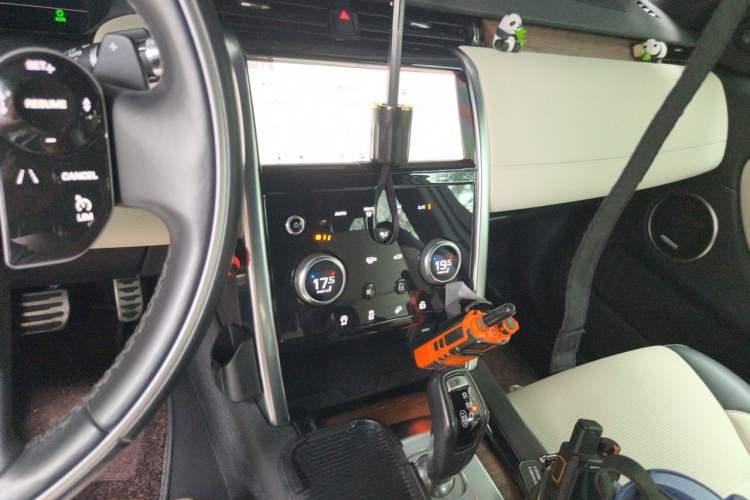Used Land Rover Discovery Sport 2021 249 PS R-Dynamic SE Performance Tech Edition 5 Seats Audio And AC Panel