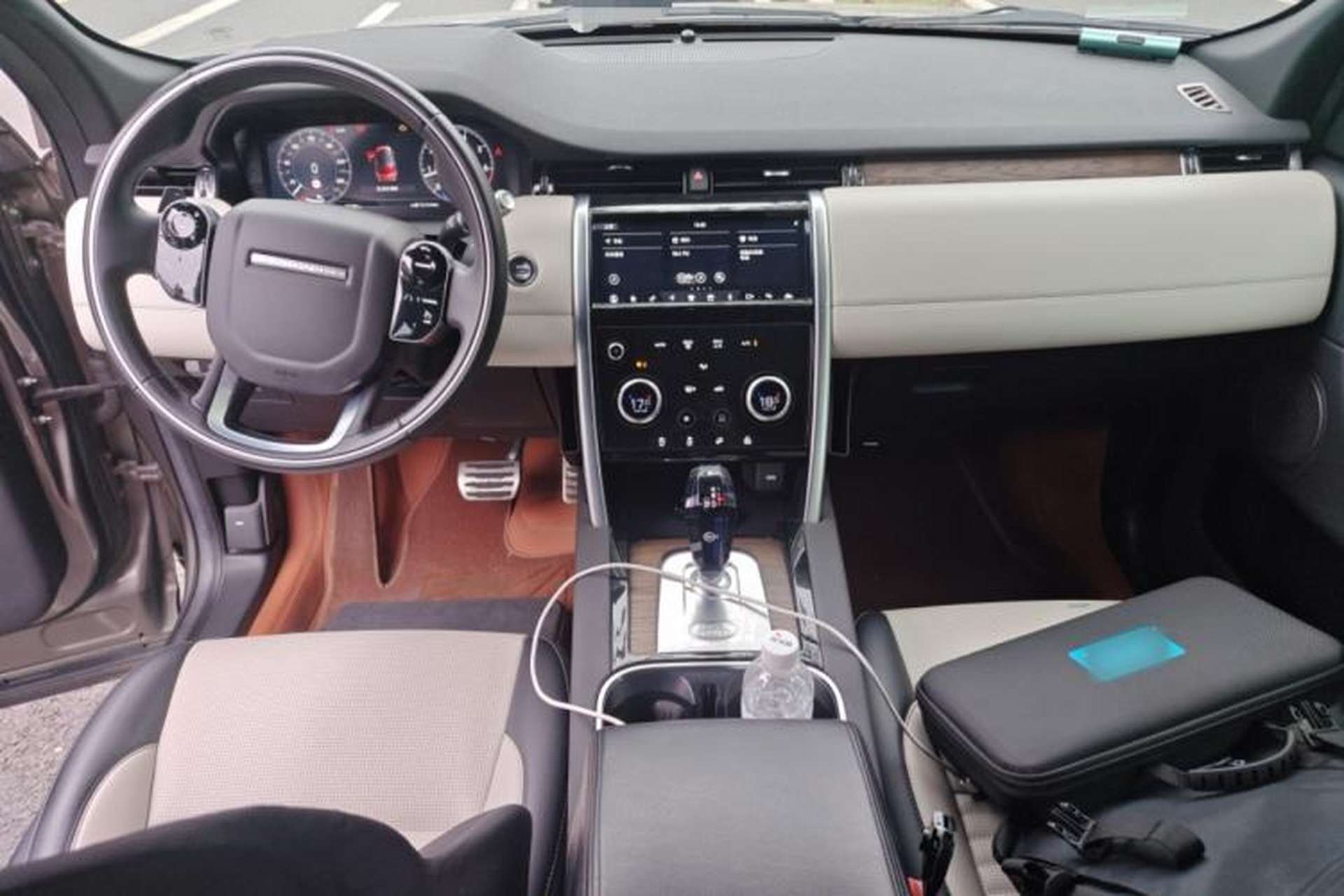 Used Land Rover Discovery Sport 2021 249 PS R-Dynamic S Performance Edition Center Console