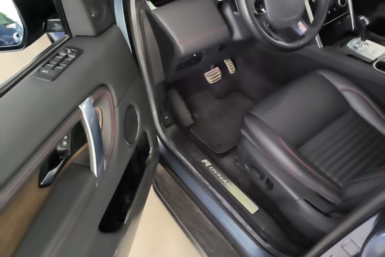 Used Land Rover Discovery Sport 2021 249 PS R-Dynamic S Performance Edition Driver Seat